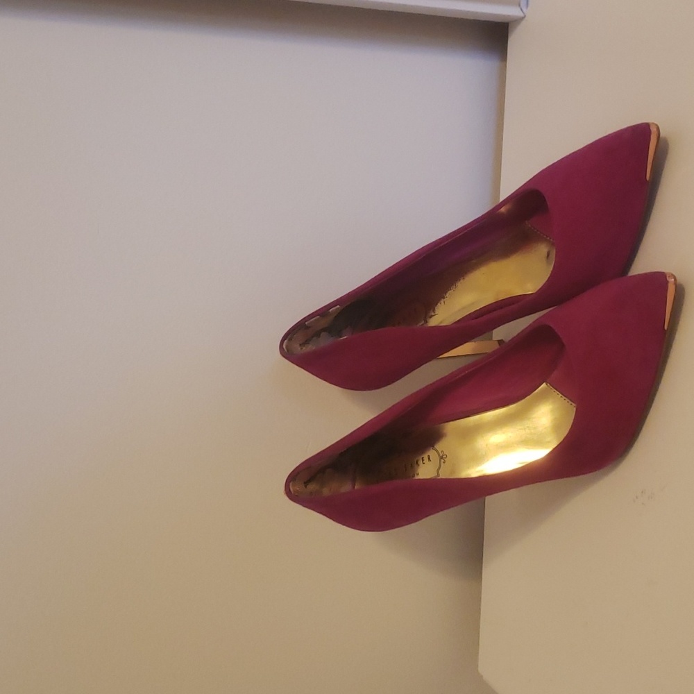 Ted Baker womens size 9.5 high heel burgundy suead solid color.